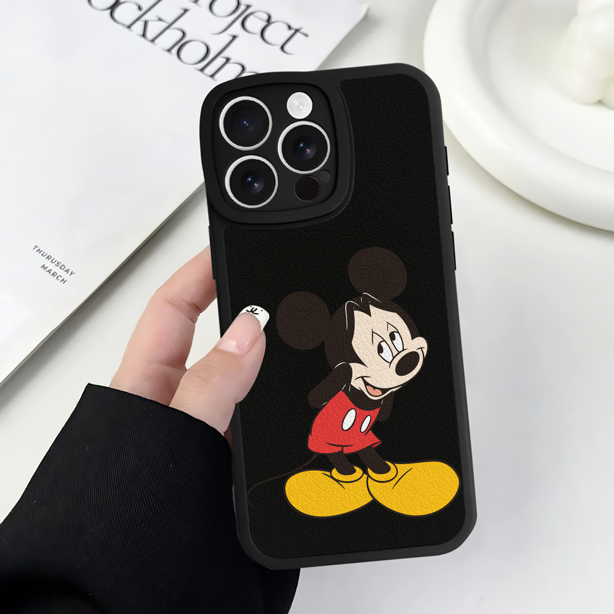 （画像用） ミッキーマウス Mickey Mouse 【iPhone 16シリーズ対応】シリコンスマホケース（レザー調） 材質：シリコン